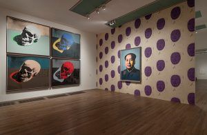 Andy Warhol, Mao e Skulls (Caveiras), na exposição da Tate Modern