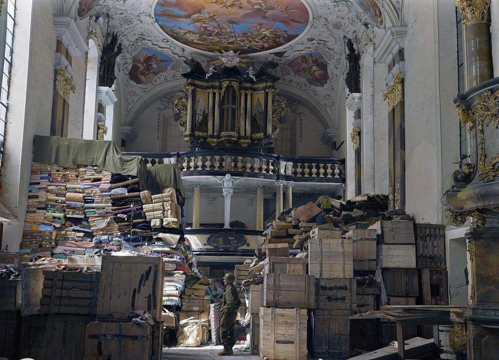 Pilhagem encontrada em uma igreja na cidade alemã de Ellingen. (Crédito de imagem: National Archives and Records administration)