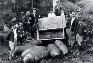 Mineiros austríacos pousam junto às bombas desativadas na Mina de Sal de Altaussee. (Crédito de imagem: National Archives and Records administration)