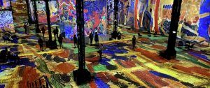 Cores deslumbrantes inundam o Atelier des Lumières, em Paris, em imperdível exposição imersiva
