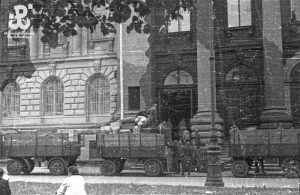 Soldados alemães saqueando o Museu Zachęta, em Varsóvia, em 1944. (Wikimedia Commons)